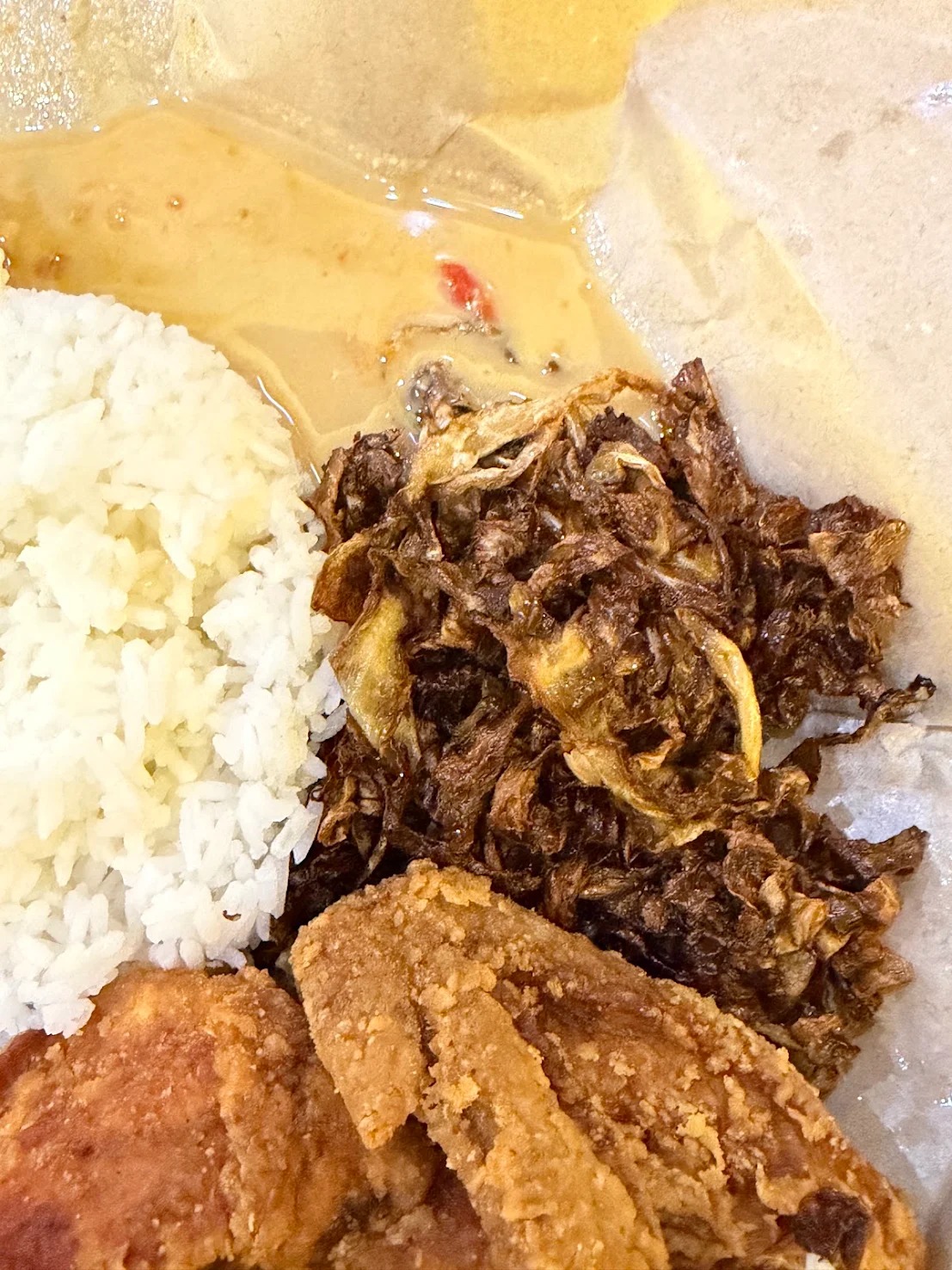 Foto ulasan pelanggan bagi ayam rangup dengan sambal gajus dan telur mata